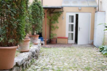 Haus am Rhein in ruhigem Hinterhof