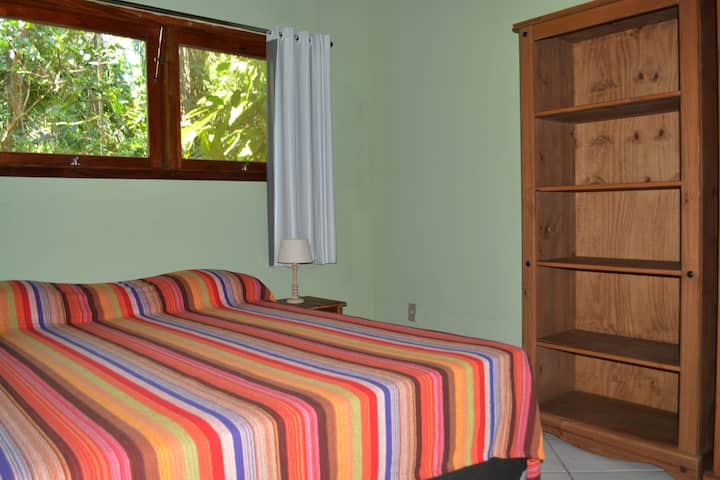 Slaapkamer 1 - suite met queensize bed en plank met ruimte beschikbaar voor gasten