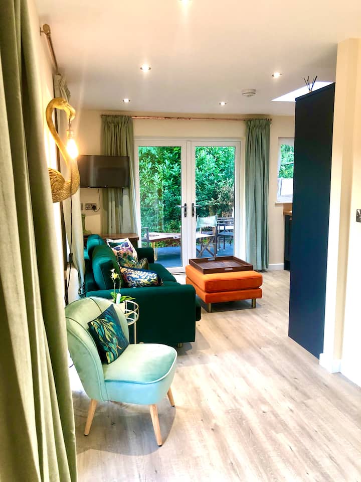Beautiful Riverside Cottage - Woking