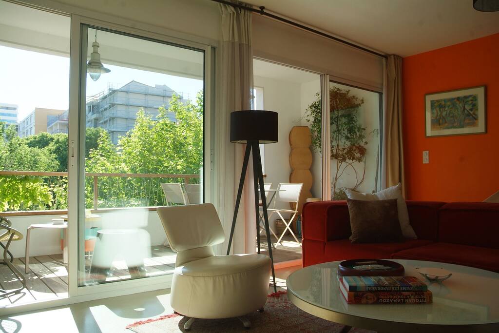 Salon vue sur loggia et jardin