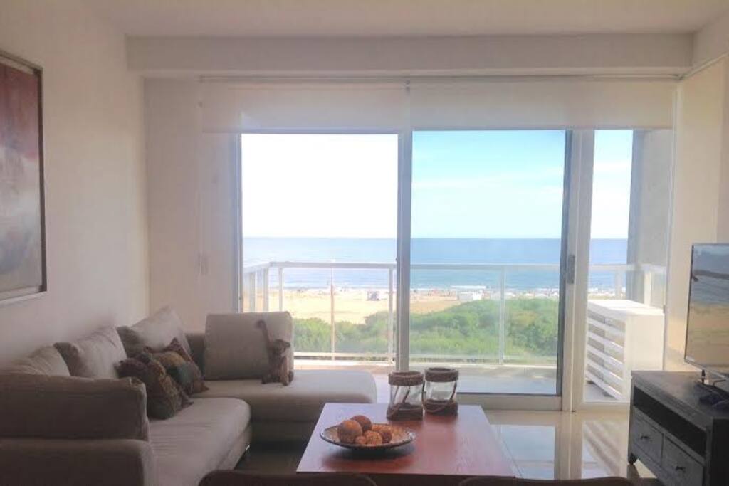 Living comedor vista al mar y salida al balcón