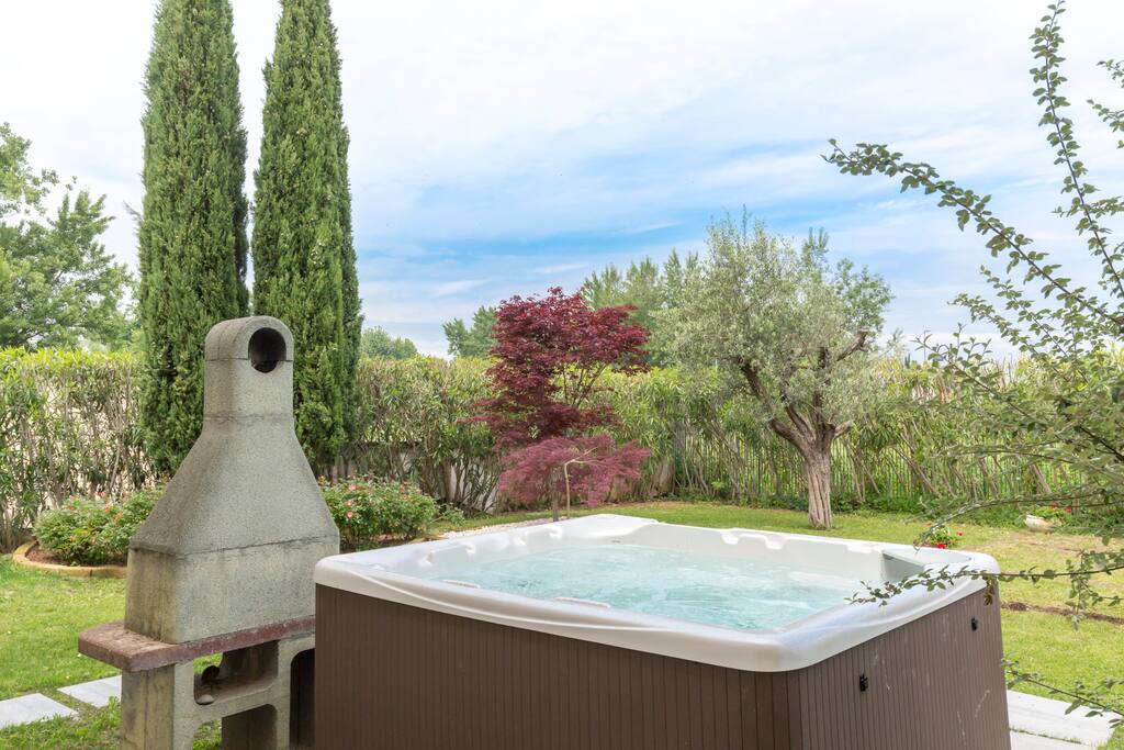 Giardino con Jacuzzi e barbecue