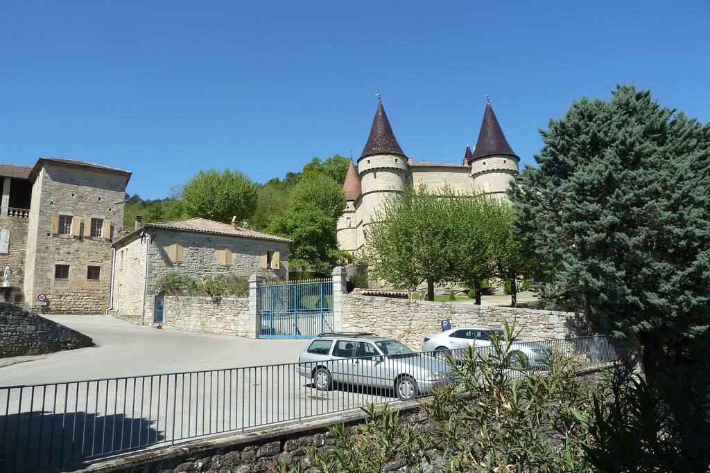 Parking près de la maison avec château