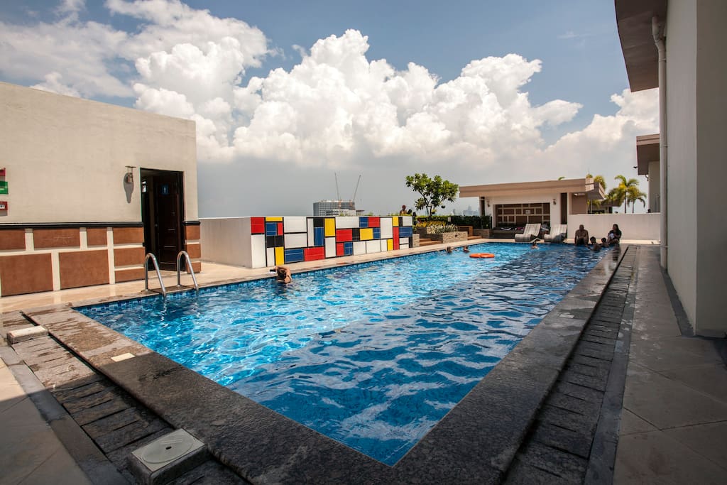 Rooftop swimming pool with great view over Fort Bonifacio