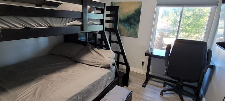 يحتوي السرير بطابقين على سرير كامل الحجم في الأسفل وحجم مزدوج في الأعلى.  يوجد سحب إضافي مزدوج الحجم في الأسفل.