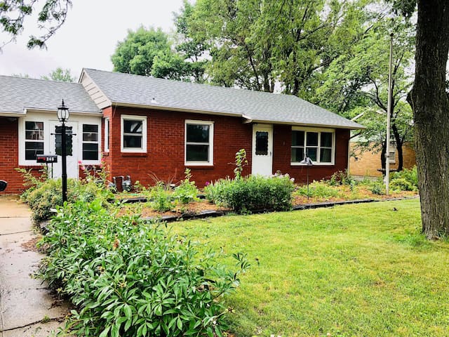 close to I70/stadiums/downtown- safe area