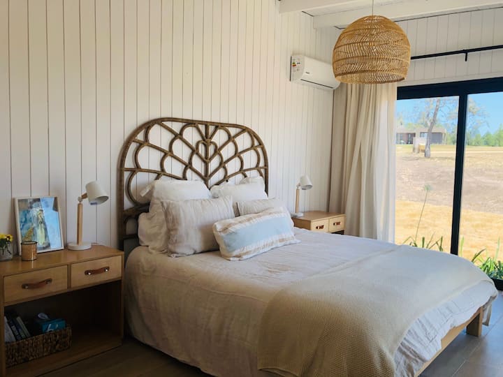 ウォークインクローゼット付きのマスターベッドルームエンスイート