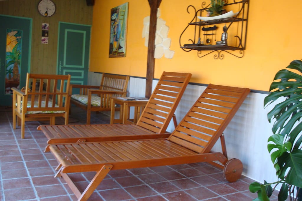 Salon d'été au jaccuzzi