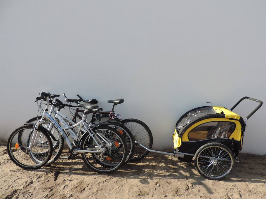 Vélos adultes et enfants mis à disposition des locataires + remorque enfant
