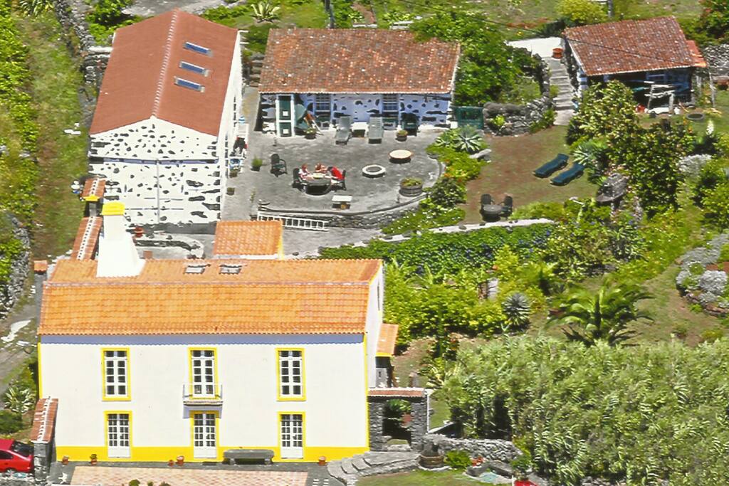 Die beiden Gästehäuser hinter dem Haupthaus