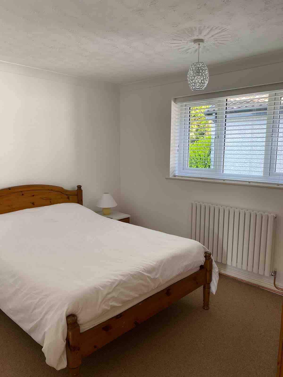 spálňa na prízemí vedľa sprchy