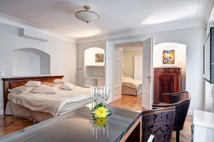 Sección tipo estudio con cocina propia totalmente equipada y baño privado, que ofrece total independencia, comodidad y privacidad en un espacio de hermoso diseño y totalmente amueblado.