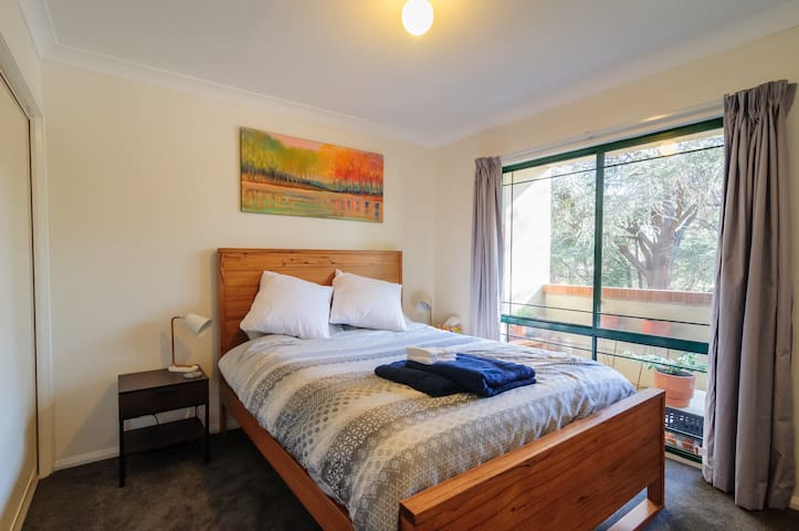 Private Bedroom, City opp Glebe Park, free parking