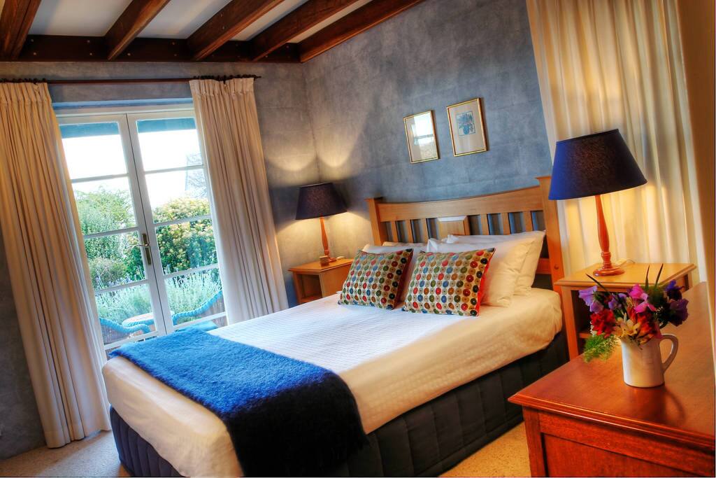 Queen Cottage Bedroom