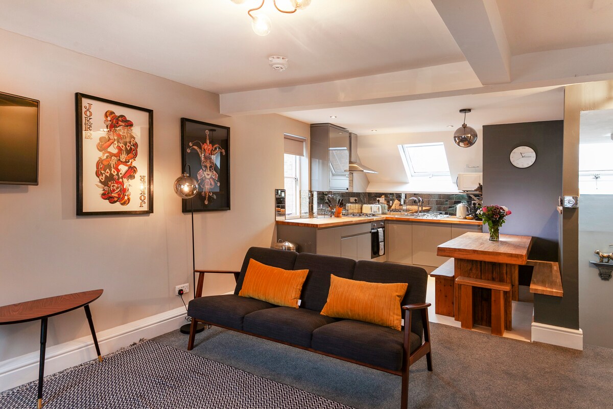 Beliebte Airbnb-Anzeige: Central Adjacent Coach Houses, sleeps 15, Parking in Ruddington