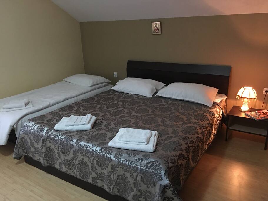 Set up for 3 people - queen bed + single