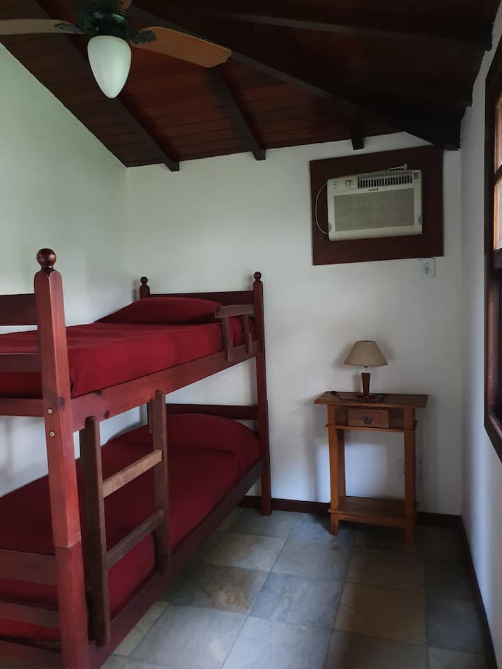 חדר שינה עם מיטות קומתיים בצד  המנגל, ללא רשת יתושים