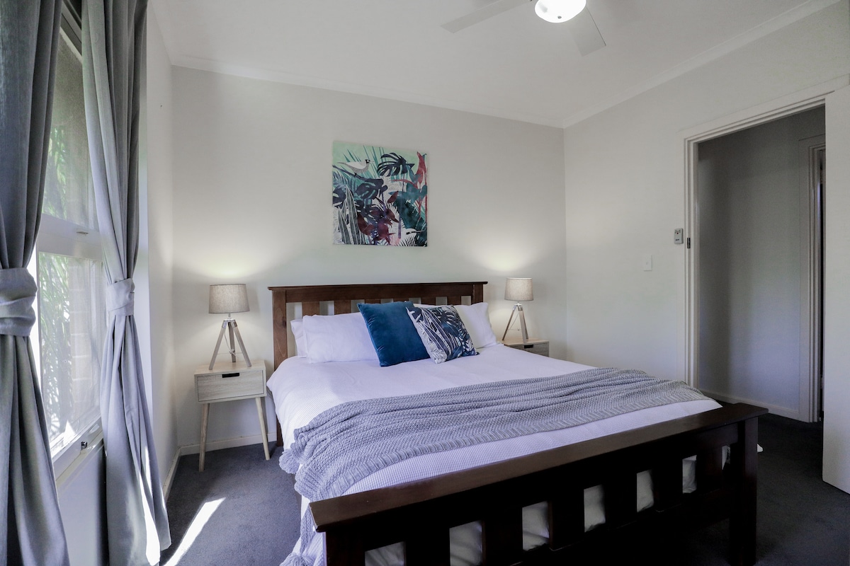 เตียงควีนไซส์พร้อมฟูกนอนที่นุ่มสบาย