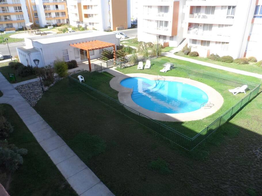 cuenta con juegos infantiles