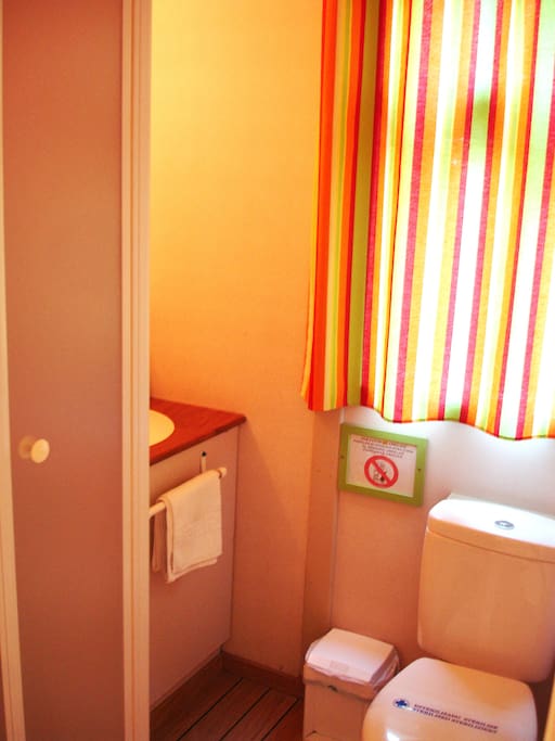 Baño completo con cabina de ducha, lavabo y wc.