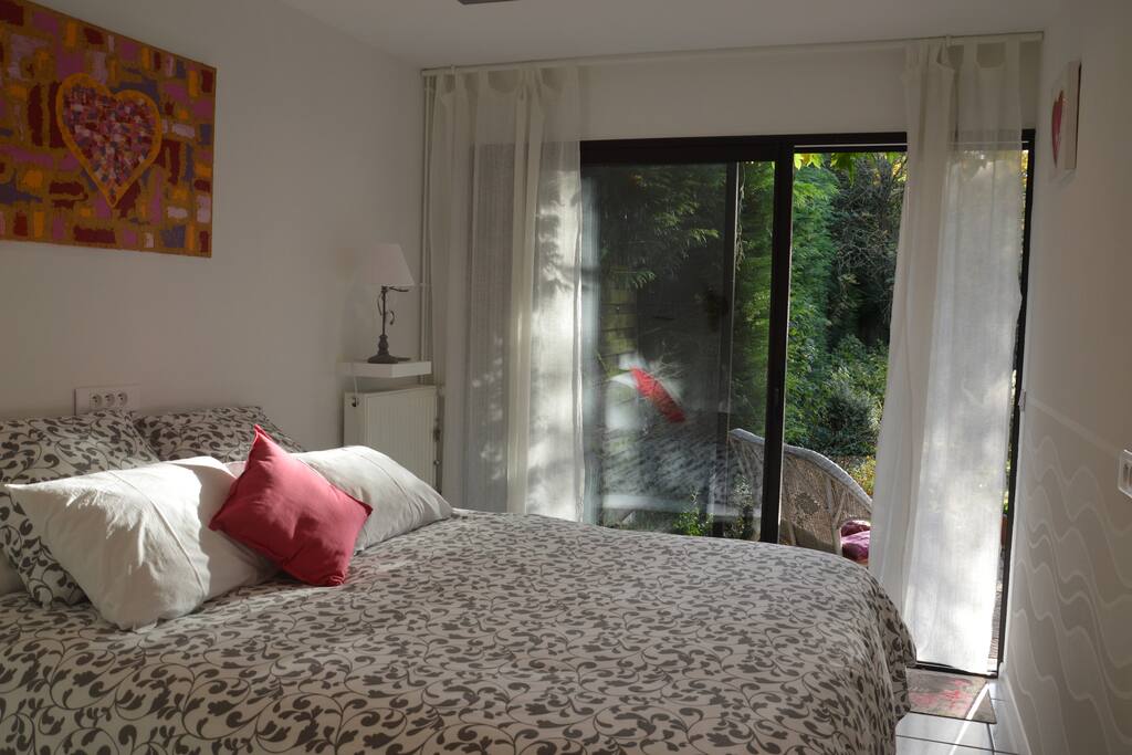 chambre avec vue sur le jardin