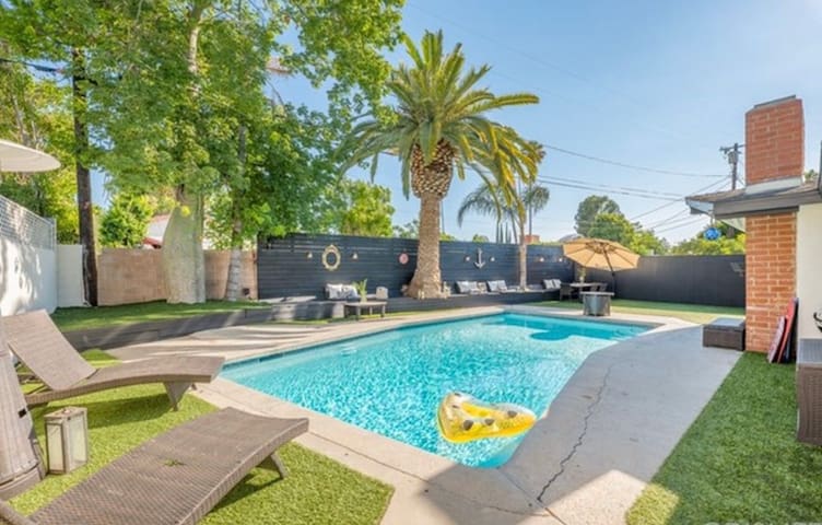 5 Bedroom retreat with large pool and yard