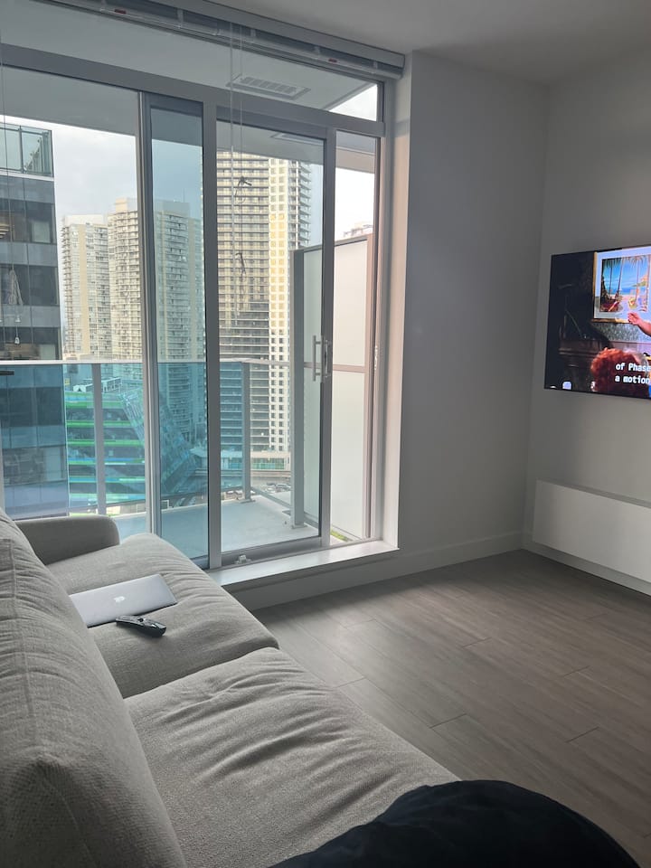 Brand New 1 Bedroom Condo-steps Away From Skytrain - 素裡