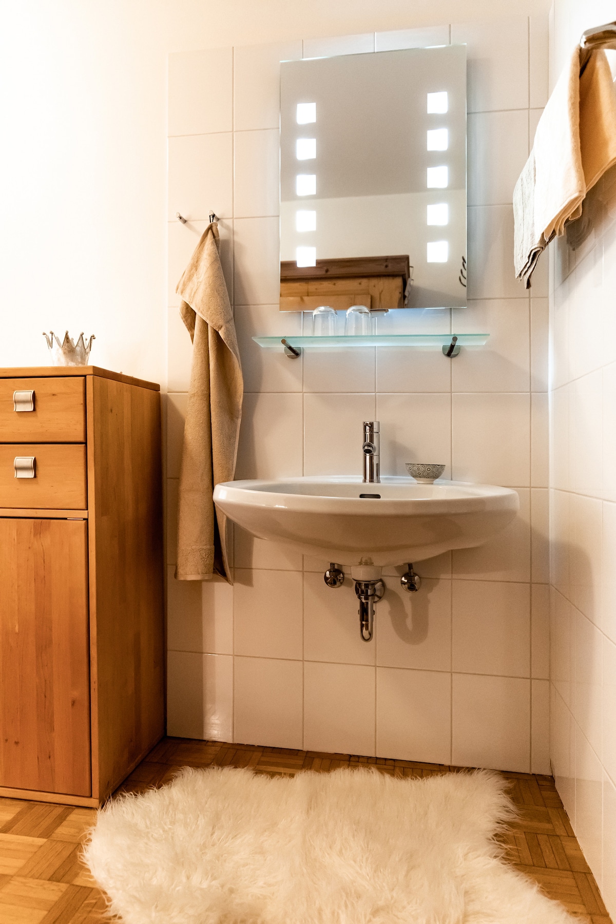 อ่างล้างหน้าส่วนตัวในห้องนอนนี้