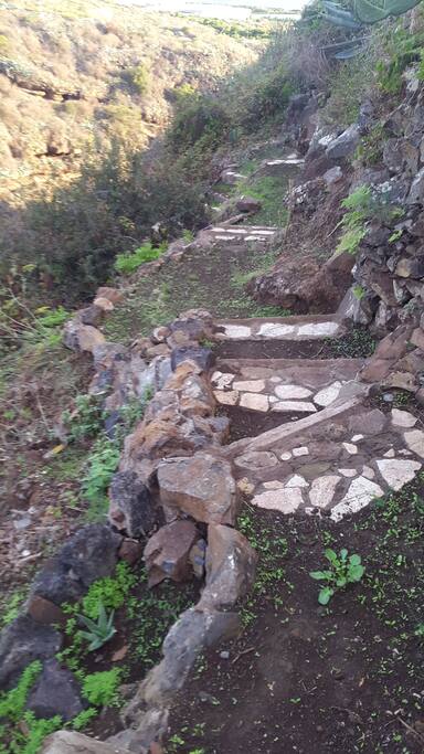 Gut ausgebauter Fußweg in den Barranco