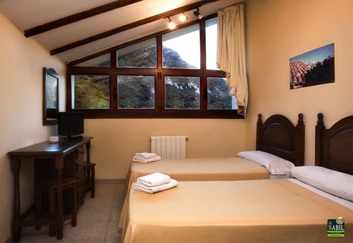 Habitaciones para dos personas, tamién disponible con ventanal sin bajo cubierta.