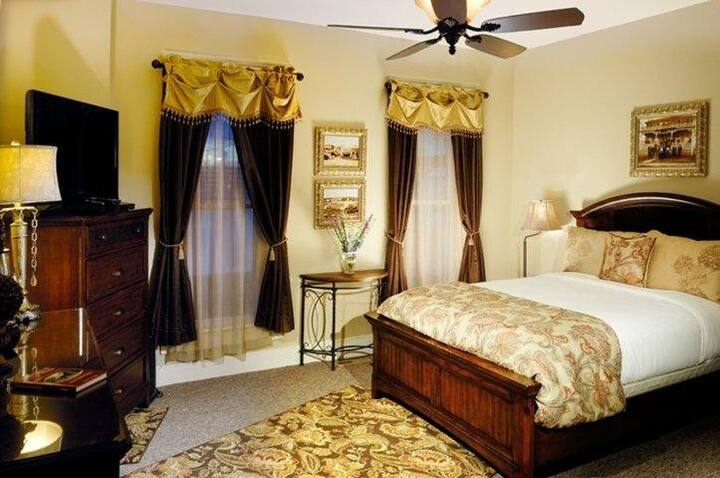 "Heritage" Main Floor Room - Queen Bed.