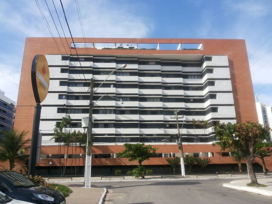 Predio com piscina e lanchonete na cobertura, de frente para a linda praia de Jatiúca