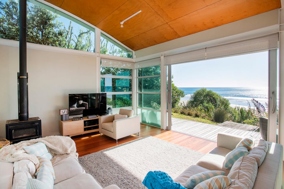 A glass beach house on Wainui Beach, Wainui Beach, Gisborne, New Zealand, photo 3 of 10