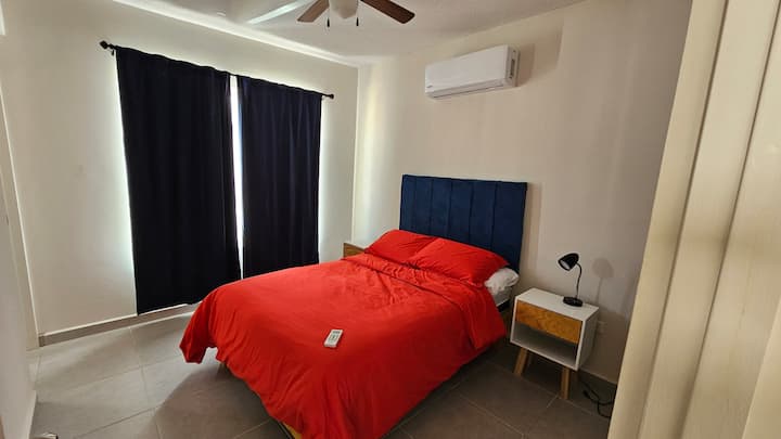 ห้องนอนใหญ่ชั้นบนพร้อมทางเข้าห้องน้ำส่วนตัว