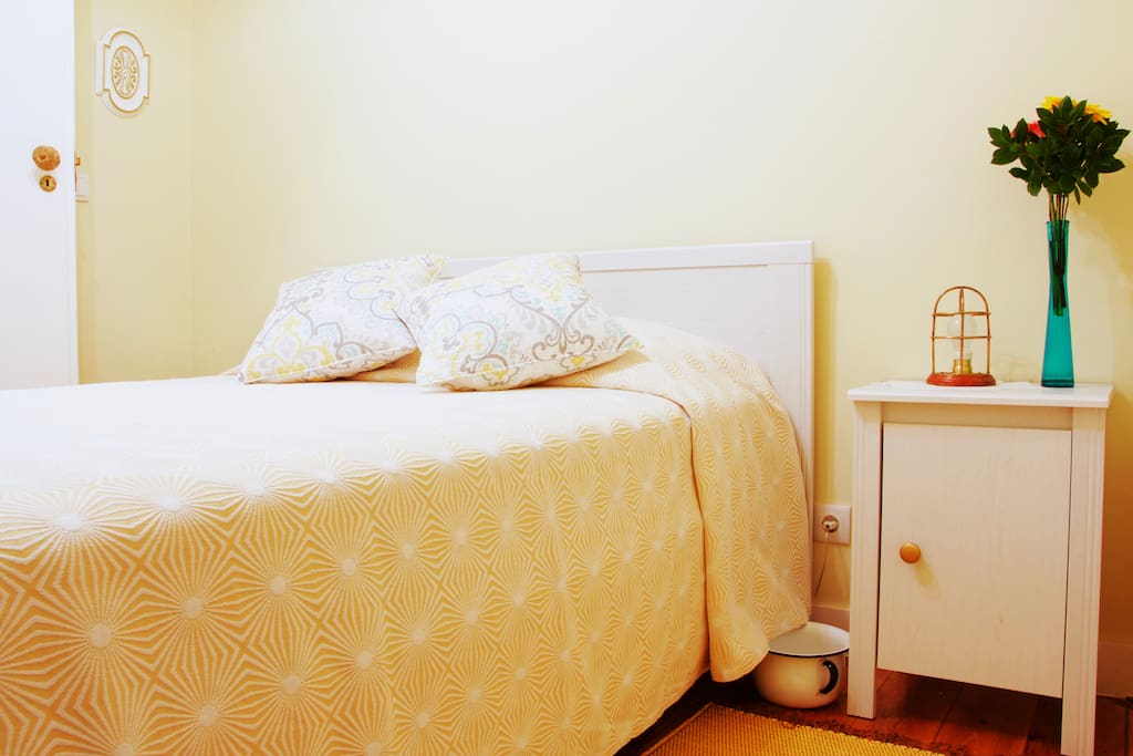 Quarto Suite, cama e mesa de cabeceira