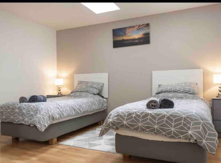 Спалня с 2 отделни легла. 