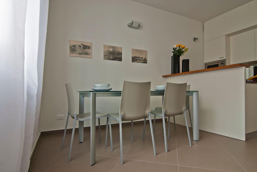 Particolare della sala - tavolo da pranzo e cucina