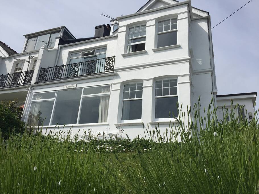 6 double bedrooms sleeps 12 within 5 mins walking distance of Padstow, with private parking for 4 cars