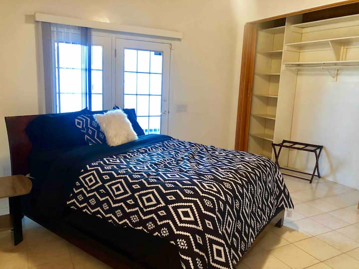 Suite principal con cama tamaño queen y armario grande con baño privado y ducha. Televisión inteligente y acceso privado a la piscina. 