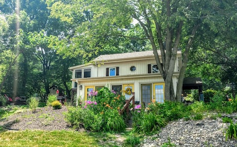 The Cottage. River views, event & dog friendly!