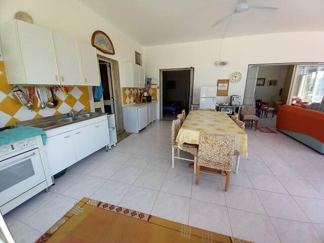 HAUS mit großem Garten und Pool für 10 Personen gallery image 4