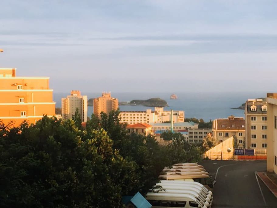 面朝大海,山水相伴,坐在家里拥抱大海、吸吮海的味道。无敌海景房!