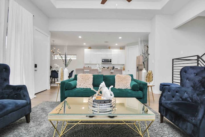 Dnevni boravak: živopisne boje i elegantni ukrasi stvaraju savršeno okruženje za opuštanje i zabavu!