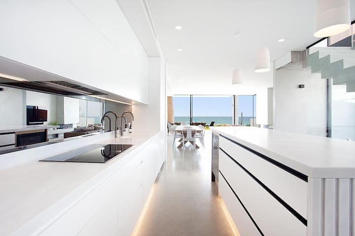 Luxury Beach House with direct Beach Access gallery image 4