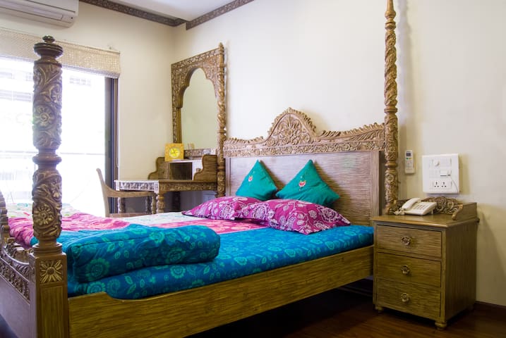 Ensuite room in Juhu with Indian breakfast!