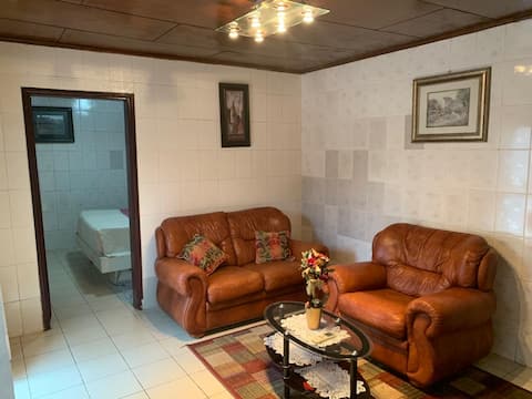 Studio autonome meublé à Bastos