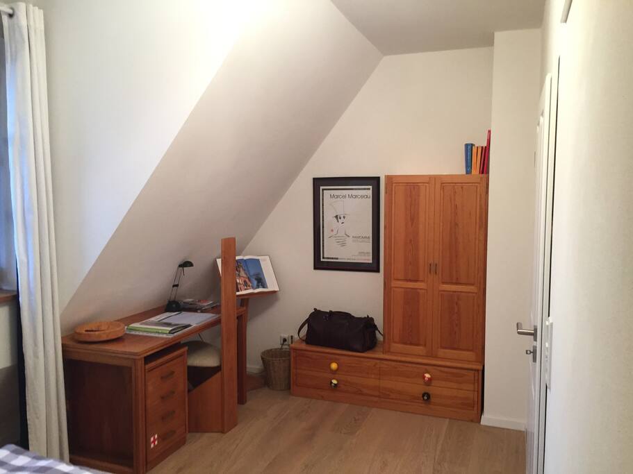 Arbeitsbereich und Kleiderschrank