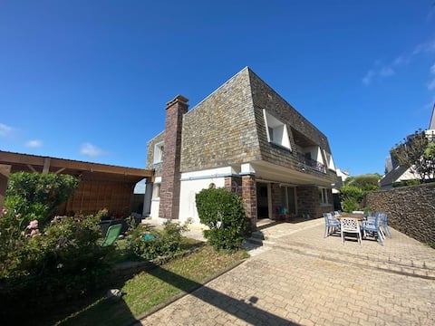 Family home 7 bedrooms 50 m from the beach