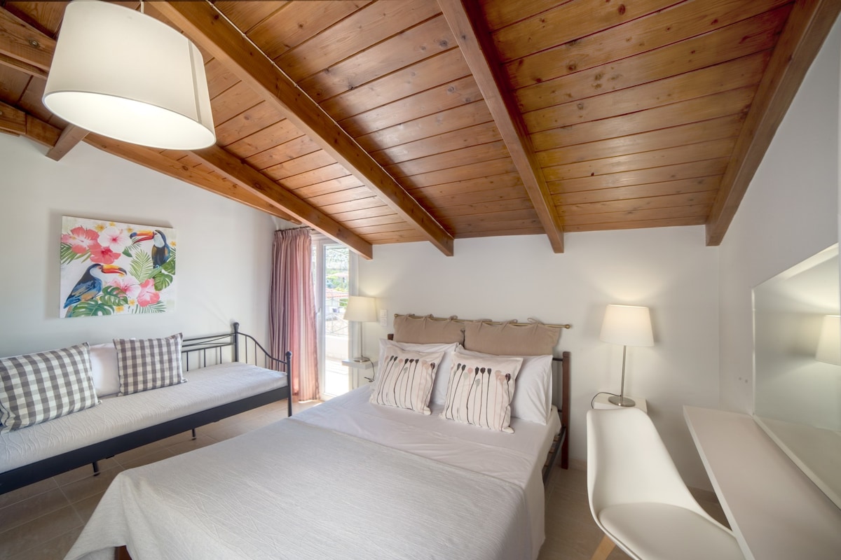 Spálňa s manželskou posteľou a 1 samostatnou posteľou