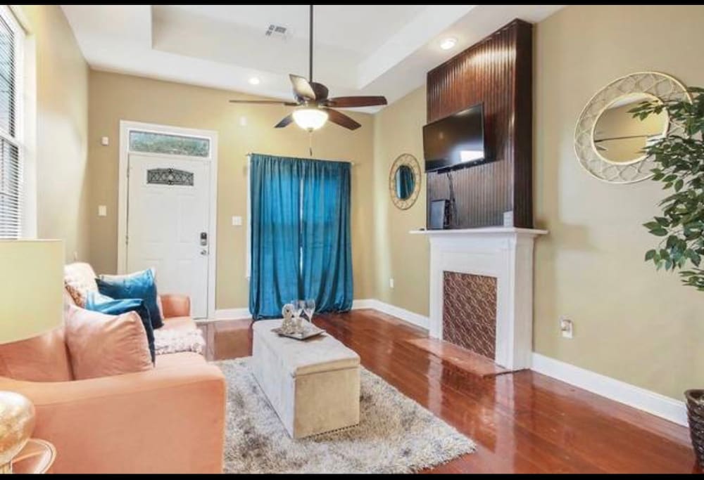 Spacious living room with Queen size sofa sleeper!!
